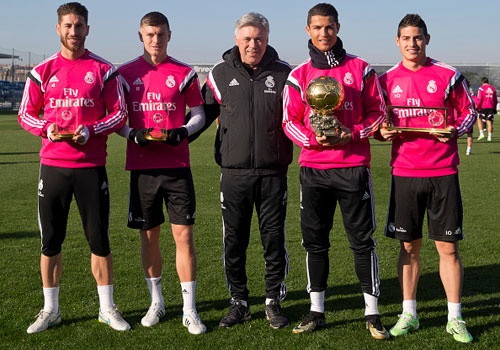 Ronaldo khoe bong vang tren san tap cua Real hinh anh