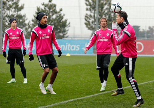 Cristiano Ronaldo khien sao tre Real be mat hinh anh