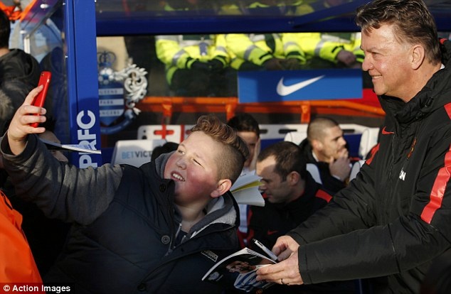 HLV Van Gaal khong trach Falcao, phan khich chup anh voi fan hinh anh