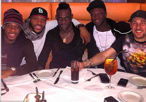 Balotelli ru ban an toi sau khi khong duoc thi dau hinh anh