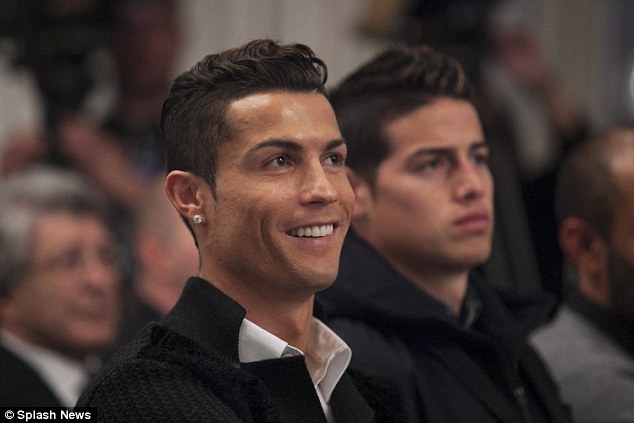 Ronaldo banh bao du ngay vui cua sieu co Mendes hinh anh