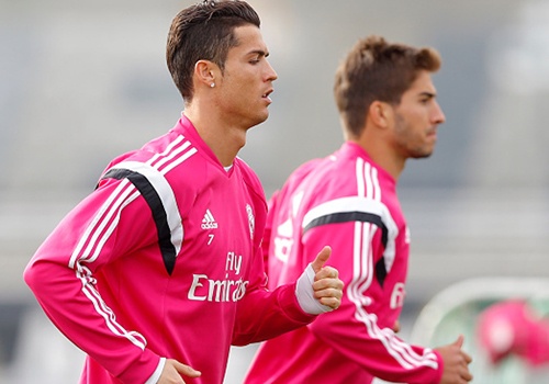 Cristiano Ronaldo buon ba tap luyen truoc khi nhan an phat hinh anh