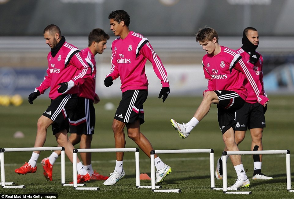 Buoi tap dau tien cua Odegaard cung voi Ronaldo, Bale hinh anh