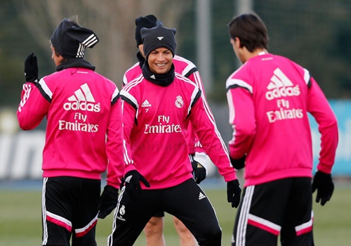 Bi cam thi dau, Cristiano Ronaldo van tap luyen tich cuc hinh anh