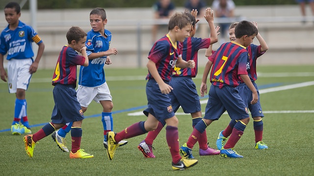 Sao nhi Barca tai hien sieu pham de doi cua Ronaldinho hinh anh