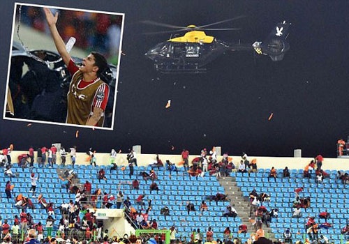 Canh sat dung truc thang dep bao luc o CAN 2015 hinh anh