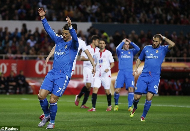 Ronaldo noi dien khi Bale khong phoi hop hinh anh