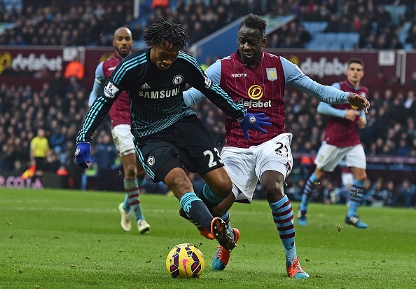 Danh bai Aston Villa 2-1, Chelsea bo xa Man City 7 diem hinh anh