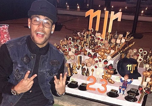 Neymar khoe banh sinh nhat dac biet mung tuoi 23 hinh anh