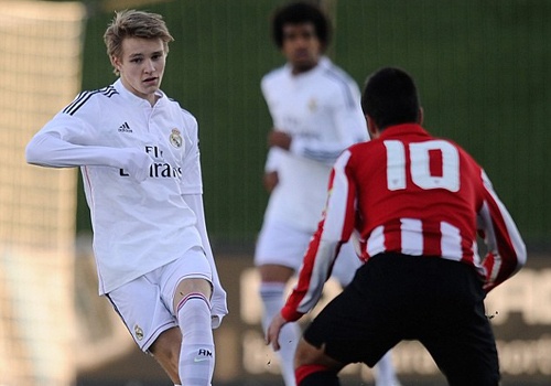 Tran chinh thuc dau tien cua than dong Odegaard hinh anh