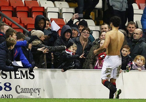 Sao M.U coi ao dau tang CDV khi ha guc doi tre Chelsea 2-1 hinh anh