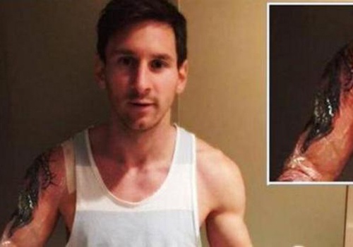 Lionel Messi bat ngo khoe hinh xam moi hinh anh