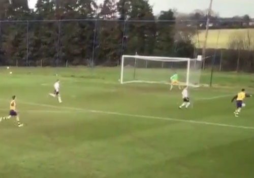 Quy tu nha Becks gay an tuong trong mau ao U16 Arsenal hinh anh