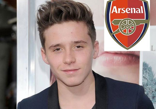 Brooklyn Beckham dut diem dep mat trong mau ao Arsenal hinh anh