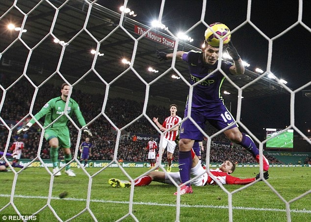 Aguero tai hien ban thang noi tieng cua Maradona hinh anh