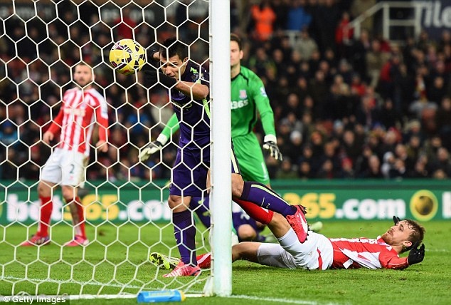 Pha ghi ban bang tay cua Sergio Aguero hinh anh