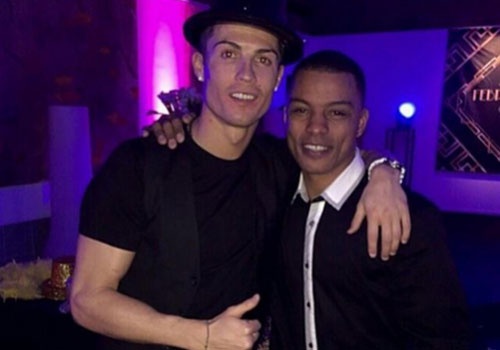 Ronaldo uong ruou, nhay mua tung bung o tiec sinh nhat hinh anh