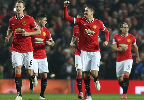 M.U tro lai top 3 nho cu dup khong chien cua Smalling hinh anh