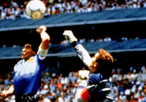 Diego Maradona ghi ban bang tay vao luoi DT Anh hinh anh