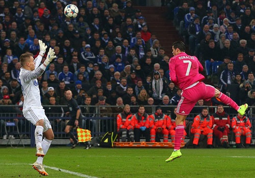 Ronaldo giai khat ban thang, Real dat mot chan vao tu ket hinh anh