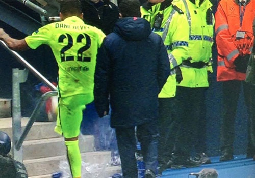 Daniel Alves noi dien vi bi thay ra trong tran gap Man City hinh anh