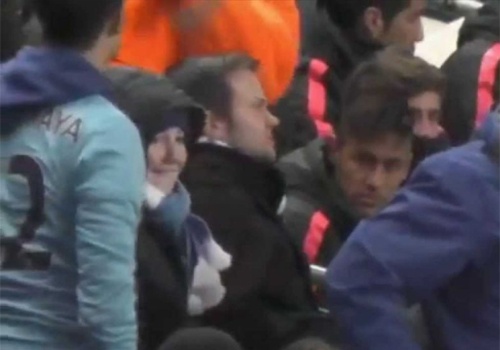 Neymar doi danh nhau voi fan qua khich cua Man City hinh anh