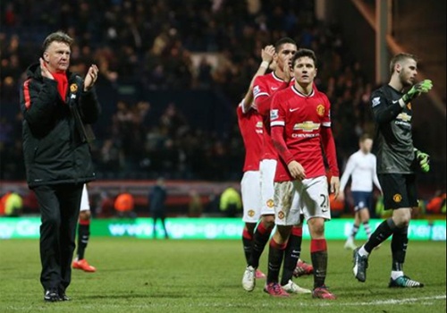 M.U dung ngoai top 4, HLV Van Gaal van khong bi sa thai hinh anh