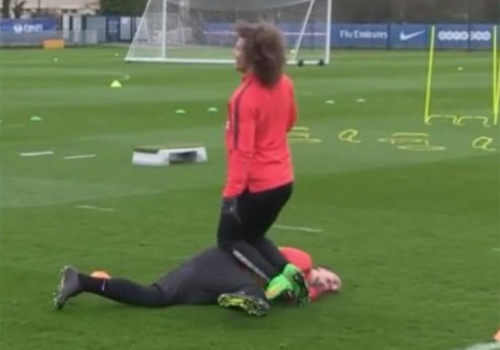 David Luiz choi xau Ibrahimovic tren san tap hinh anh