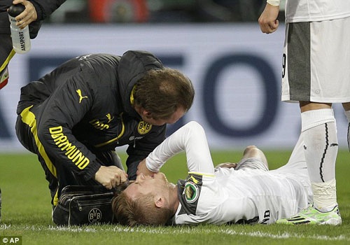 Mat Marco Reus do chan thuong, Dortmund van thang 2-0 hinh anh