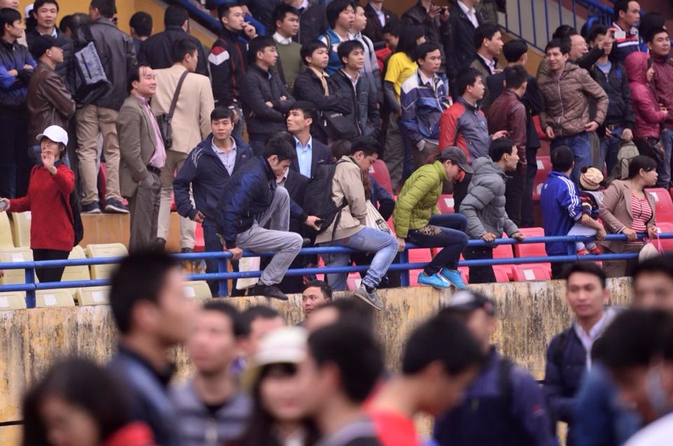 Khán giả trèo hàng rào xuống sân sau khi trọng tài nổi còi kết thúc trận đấu.