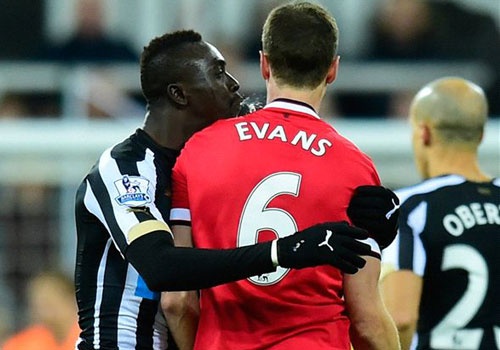 Nho nuoc bot vao Evans, Cisse doi dien an phat nang hinh anh