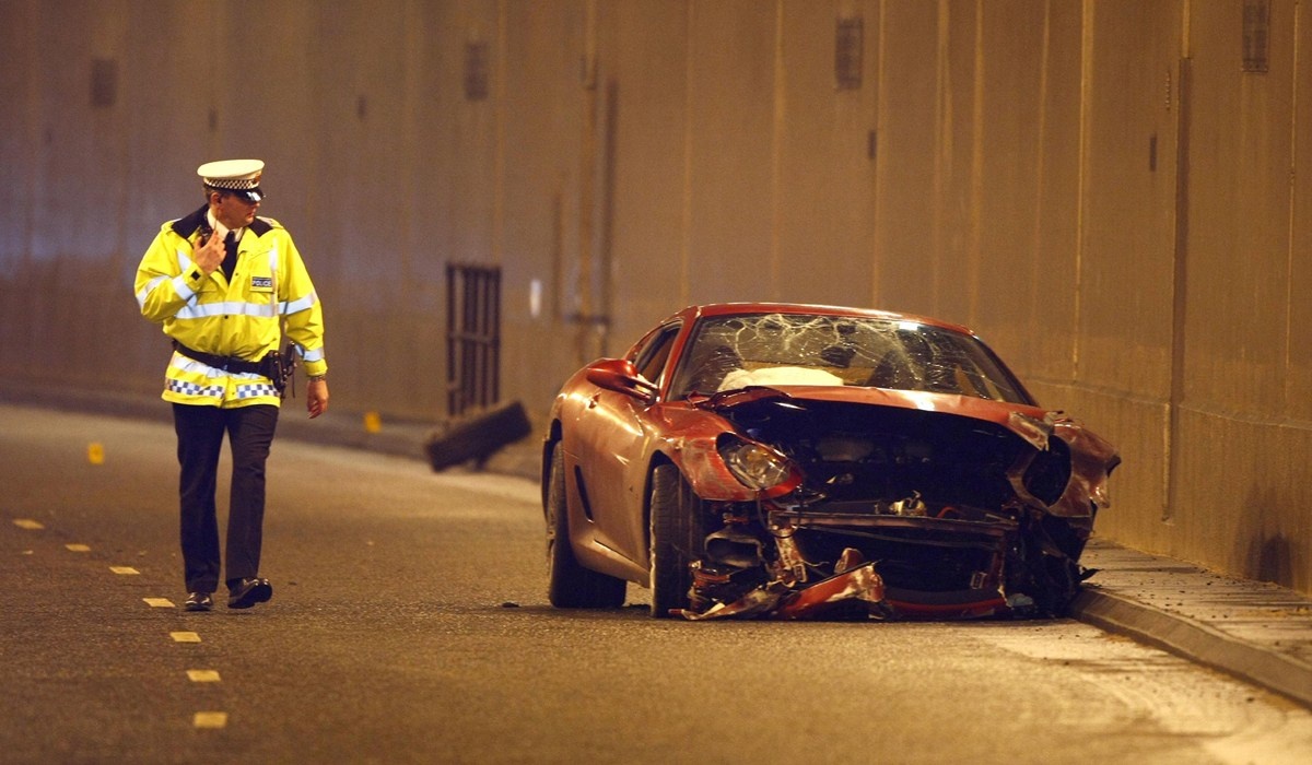 Khi còn chơi cho M.U, Ronaldo mua chiếc Ferrari 599 GTB trị giá 200.000 bảng. Tháng 1/2009, anh gặp tai nạn, nhưng rất may không bị thương. Trong khi đó, chiếc xe hư hỏng khá nặng.