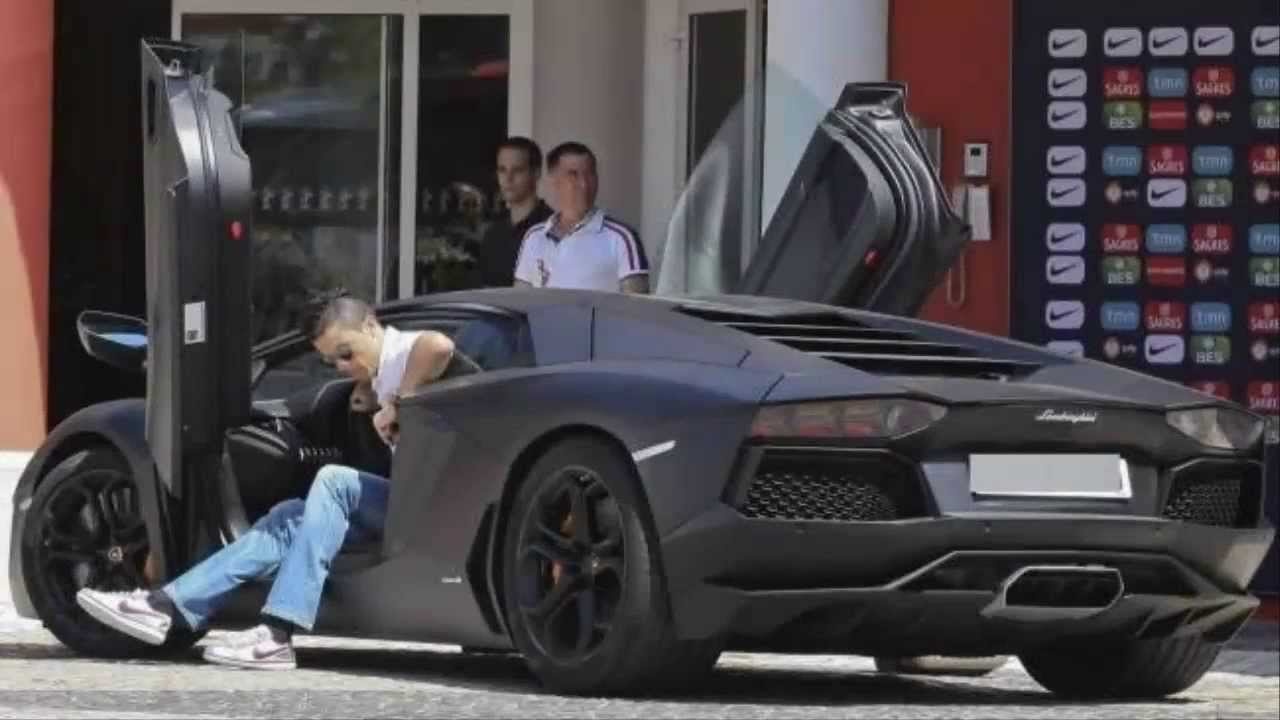 Chiếc Lamborghini Aventador LP700-4 giá 316.000 Euro. Chiếc xe có thể đạt tốc độ tối đa 350 km/h.