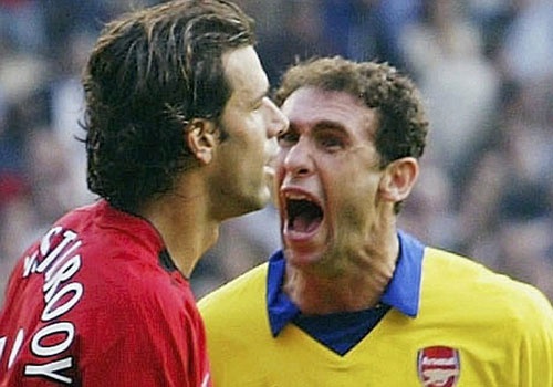 HLV Wenger nho lai vu hoc tro het vao mat Van Nistelrooy hinh anh