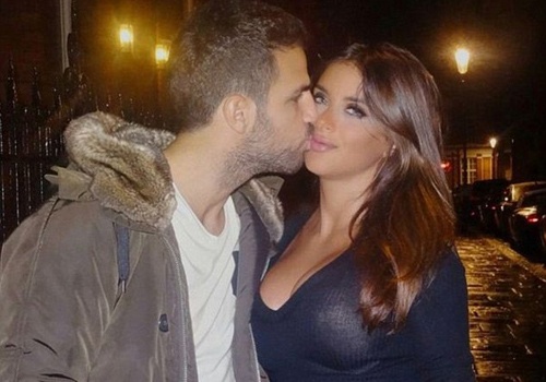 Fabregas khoe anh hon ban gai tren trang ca nhan hinh anh