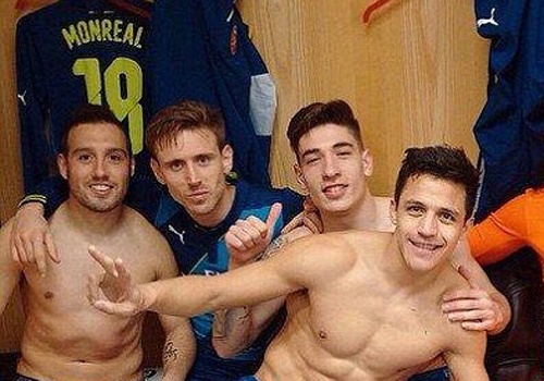 Dan sao Arsenal khoe co bap sau tran thang M.U hinh anh