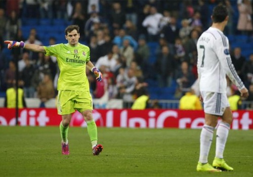 Ronaldo bi ep phai cam on fan hinh anh