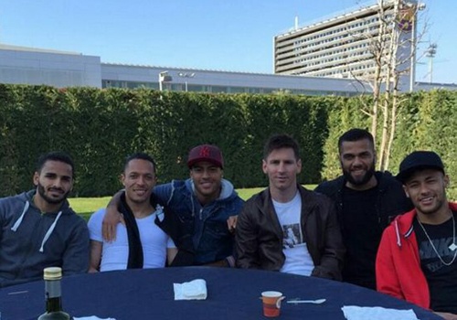 Barca to chuc tiec truoc hai tran danh lon hinh anh