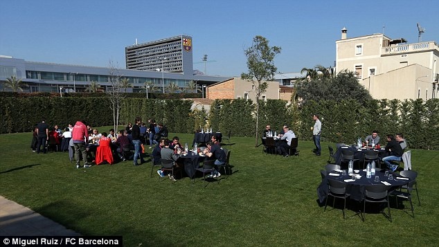Nơi tổ chức buổi tiệc của cầu thủ Barca có không gian khá đẹp khi quan sát được trung tâm của CLB Barca từ xa. 