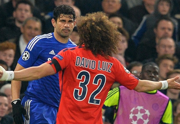 David Luiz thuc cui cho vao mat Diego Costa hinh anh