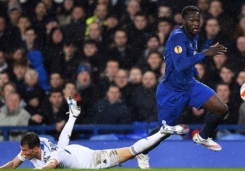 Hang thai cua Chelsea doc dien qua 4 cau thu o Europa League hinh anh