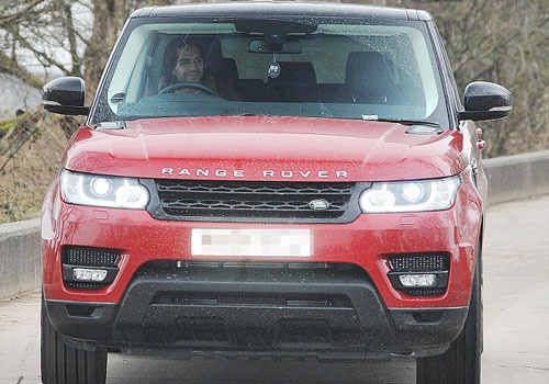 Dan sao M.U lai xe hang sang den san tap hinh anh