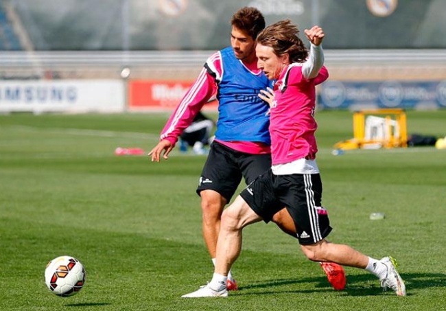 Ngoài ra, HLV Ancelotti có sự phục vụ của tiền vệ Luka Modric sau khi nghỉ thi đấu điều trị chấn thương bắp đùi từ tháng 11/2014. 