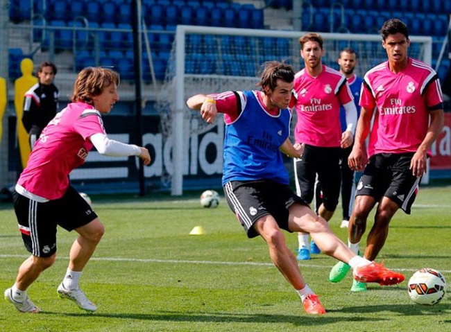 Thời gian tới, Real Madrid cần chơi tập trung với tinh thần quyết tâm cao trong cuộc đua với Barca. Cơ hội giành chức vô địch La Liga chia đều cho hai đội. 