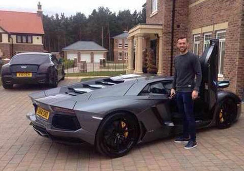 Sao Ngoai hang Anh bi che nhao khi khoe sieu xe Lamborghini hinh anh