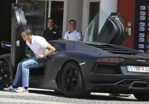 Dan xe dat tien cua cac sieu sao Real va Barca hinh anh