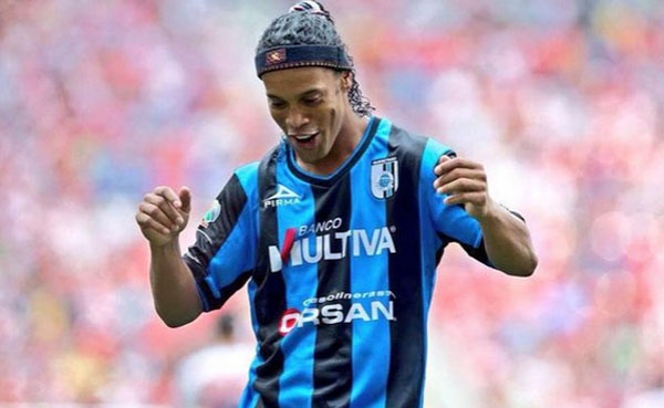 Ronaldinho da phat goc cho dong doi ghi ban hinh anh