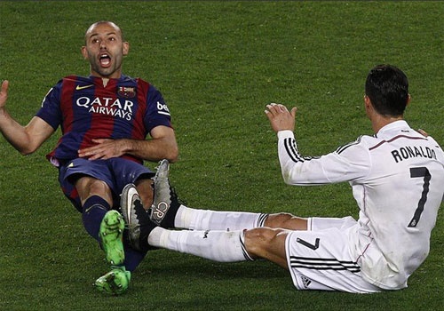 Mascherano an va bat thanh sau pha va cham voi Ronaldo hinh anh