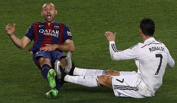 Tinh huong Mascherano an va hai huoc tren san hinh anh