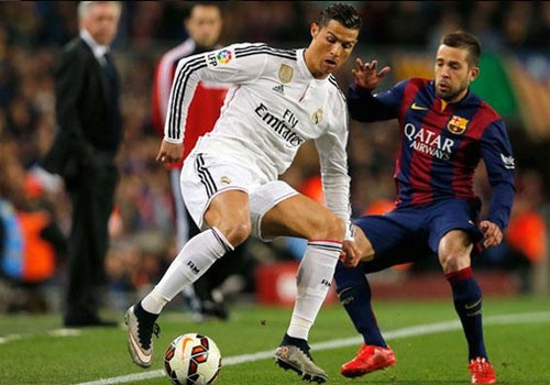 Real thua Barca, HLV Ancelotti van om mong vo dich hinh anh